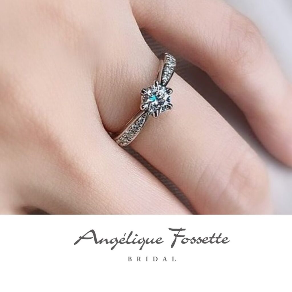 婚約指輪『ペチュニア』を着けた手元