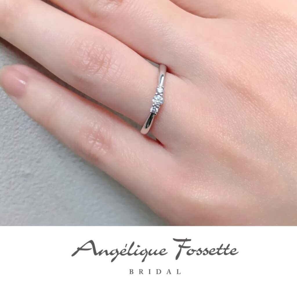 結婚指輪『シャンドランジュ』を着けた手元