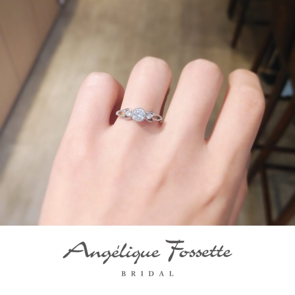 婚約指輪『ファレグ』を着けた手元