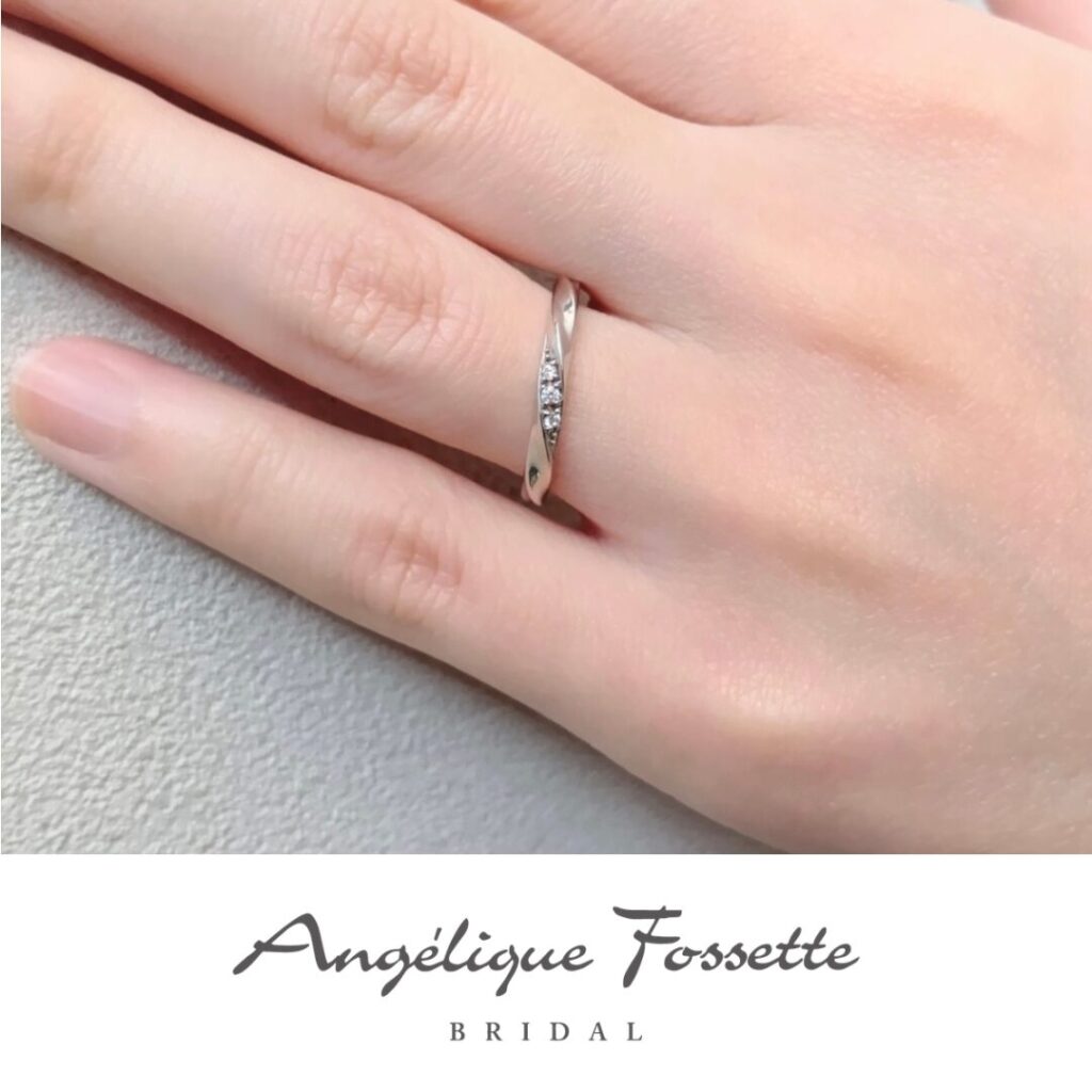 結婚指輪『カリーヌ』を着けた手元