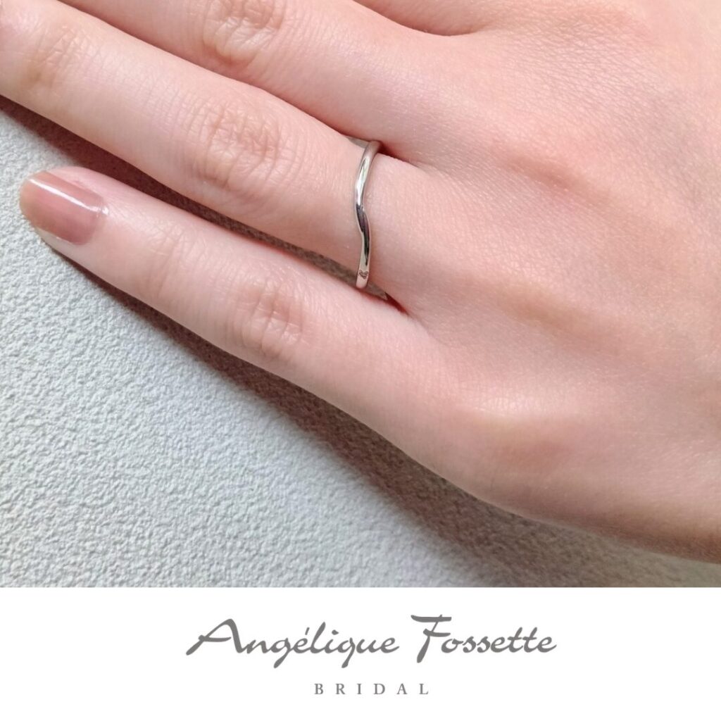 結婚指輪『モンネトワ』を着けた手元