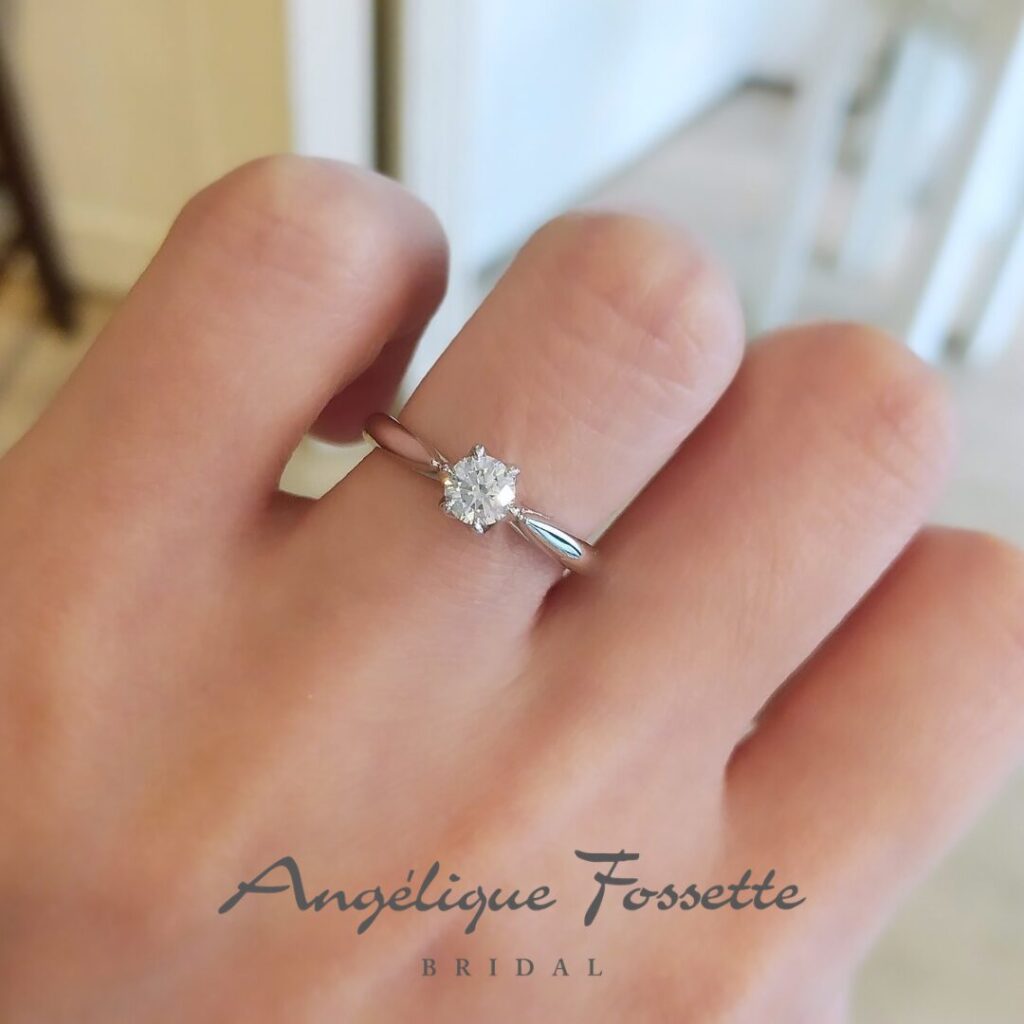 婚約指輪を着けた手元