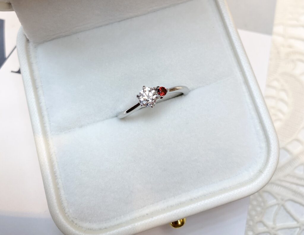 ガーネットを留めるアレンジをした婚約指輪