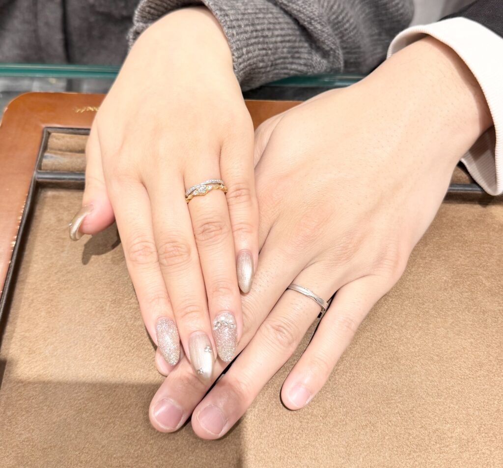 結婚指輪を着けたおふたりの手元