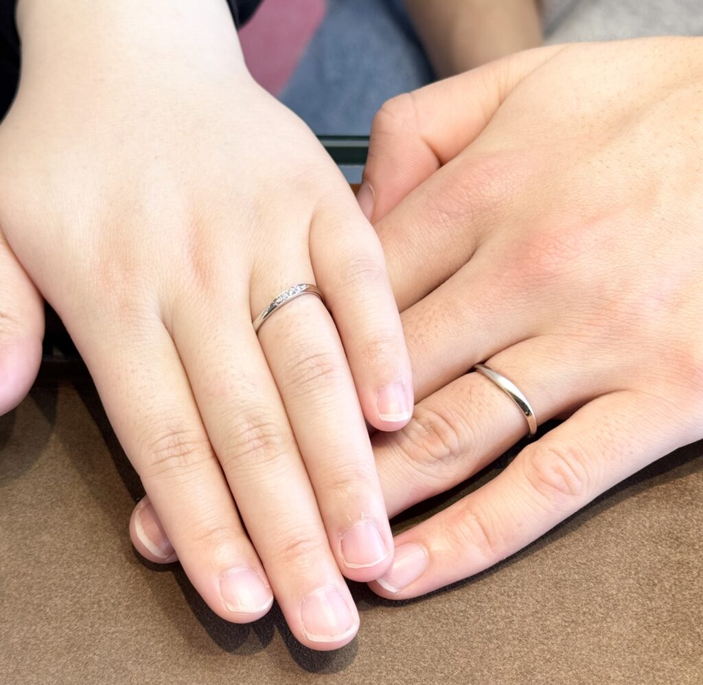 結婚指輪を着けたおふたりの手元