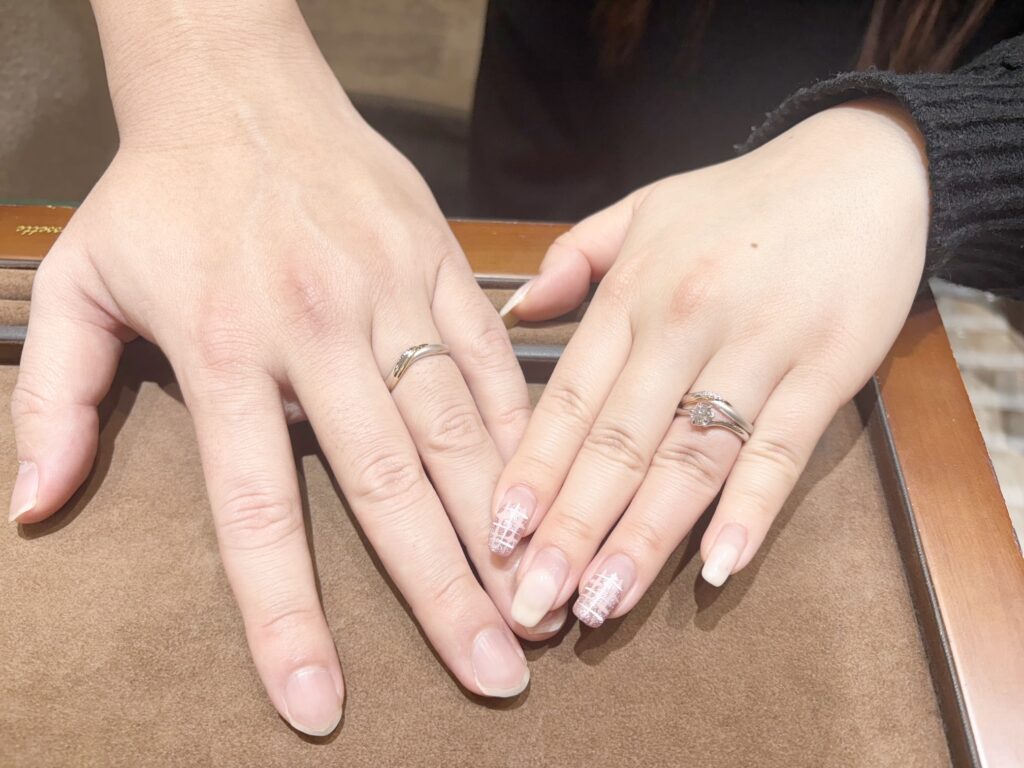 婚約指輪と結婚指輪を着けたお二人の手元