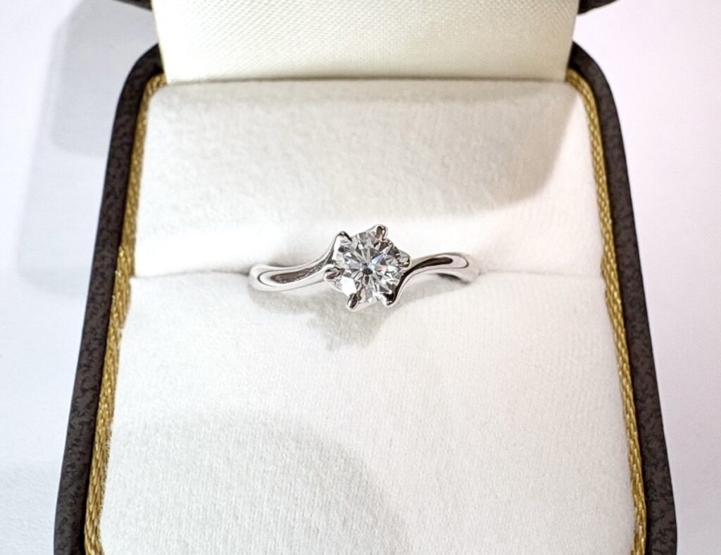 ケースに入った婚約指輪