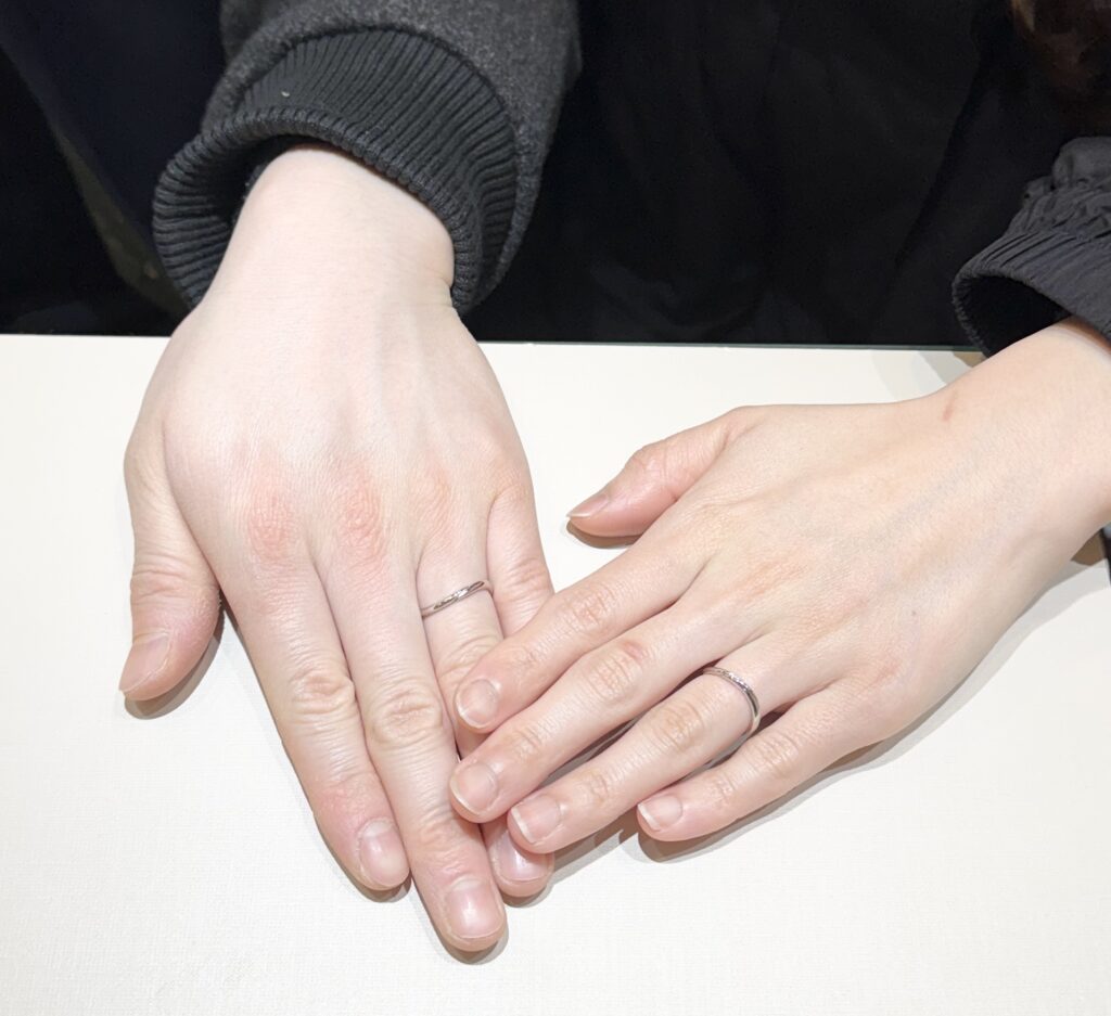 結婚指輪を着けたおふたりの手元