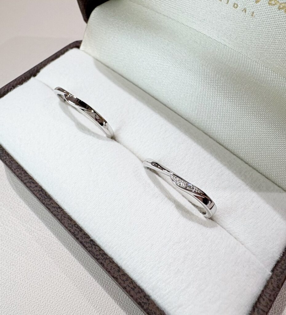 ケースに入ったプラチナの結婚指輪