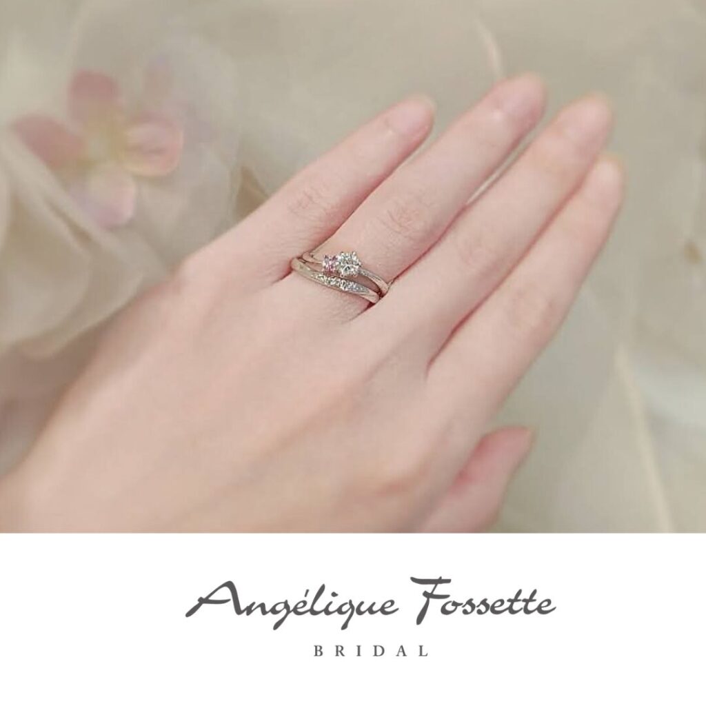 ウェーブの婚約指輪と結婚指輪を着けた手元