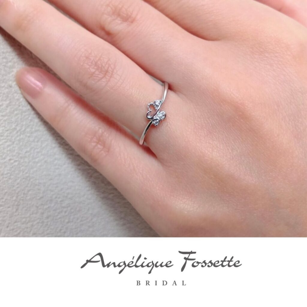 結婚指輪『ゾフィエル』を着けた手元