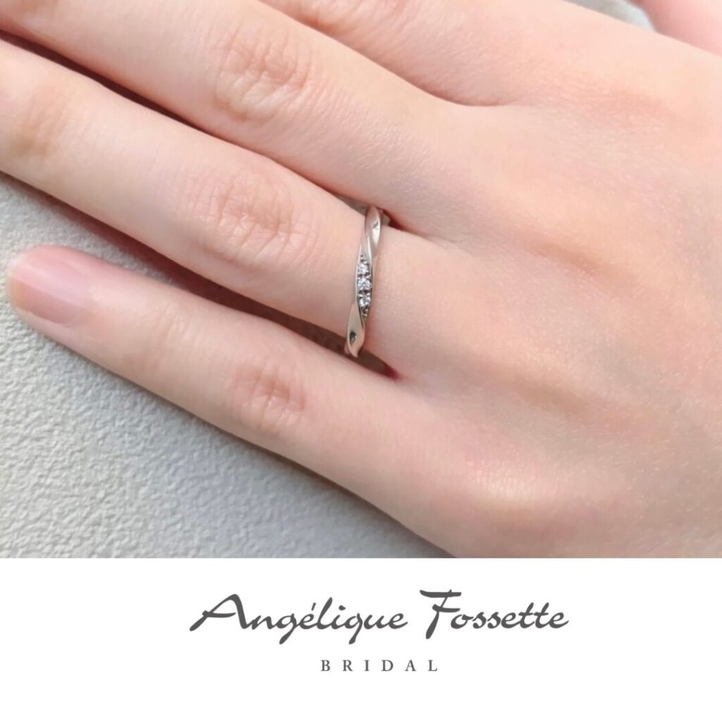 結婚指輪『カリーヌ』を着けた手元