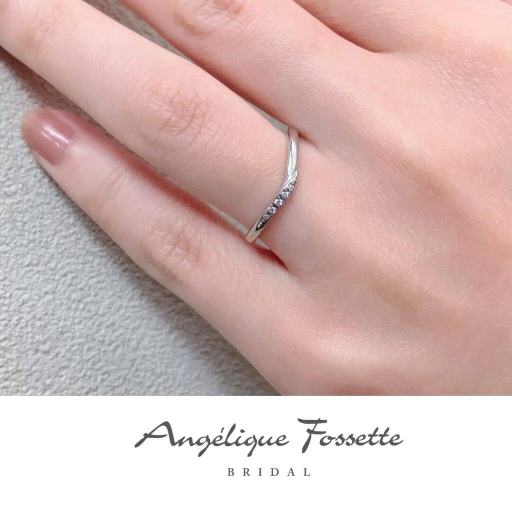 結婚指輪『ラフィーネ』を着けた手元