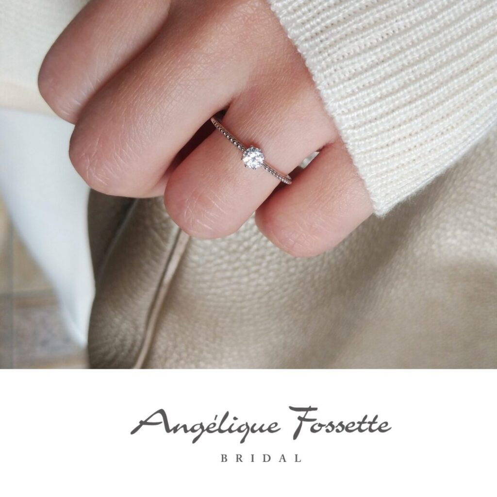 婚約指輪『ユトピー』を着けた手元