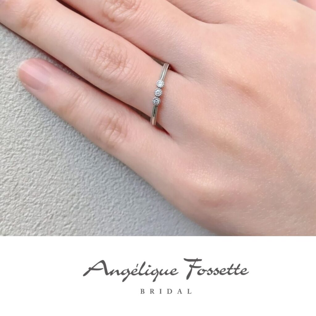 結婚指輪『トゥルエル』を着けた手元