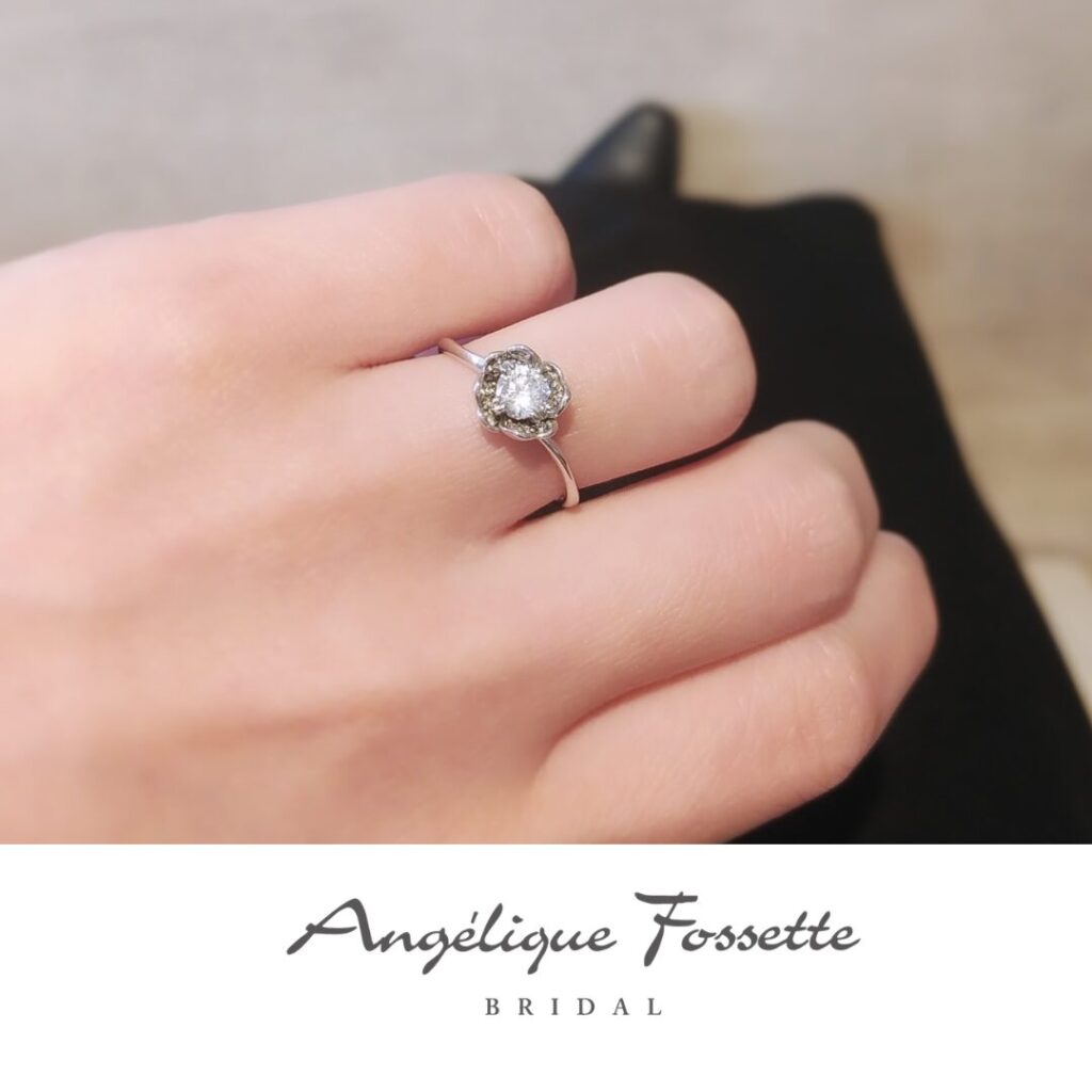 婚約指輪『モンナンジュ』を着けた手元