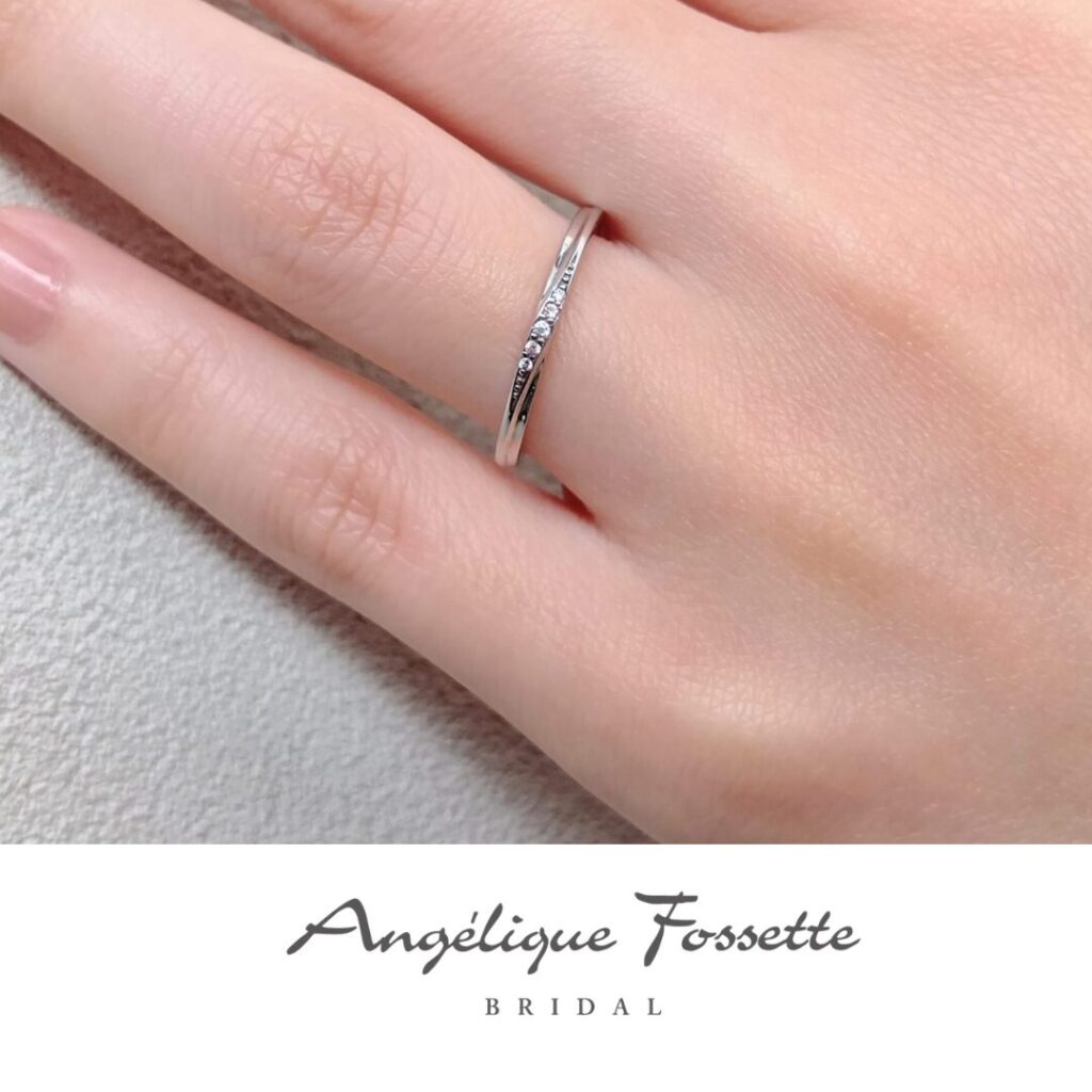 結婚指輪『ファミーユ』を着けた手元