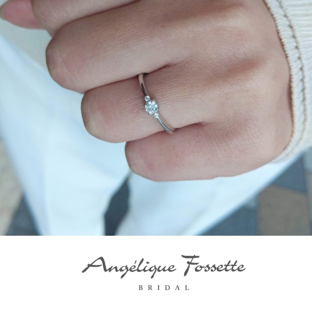 婚約指輪『アリシャン』を着けた手元