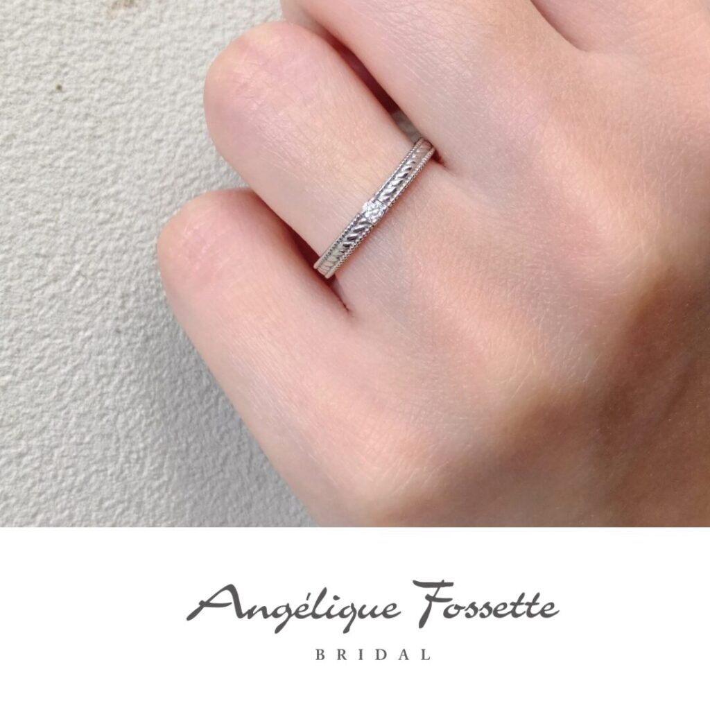 結婚指輪『メタトロン』を着けた手元