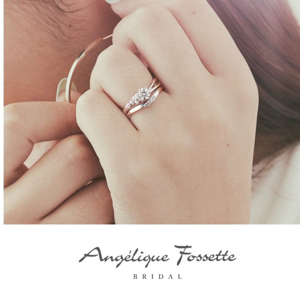 婚約指輪『トゥルヌソル』を着けた手元