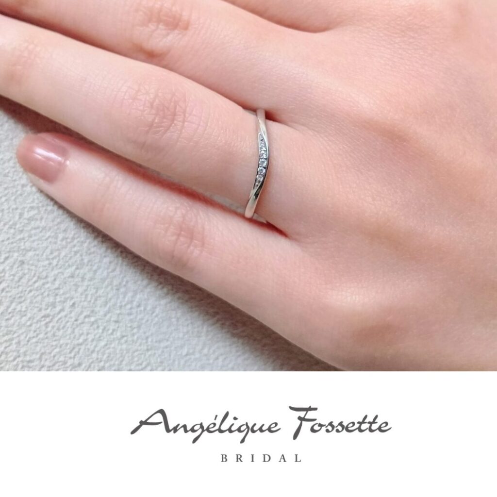 結婚指輪『アトレ』を着けた手元