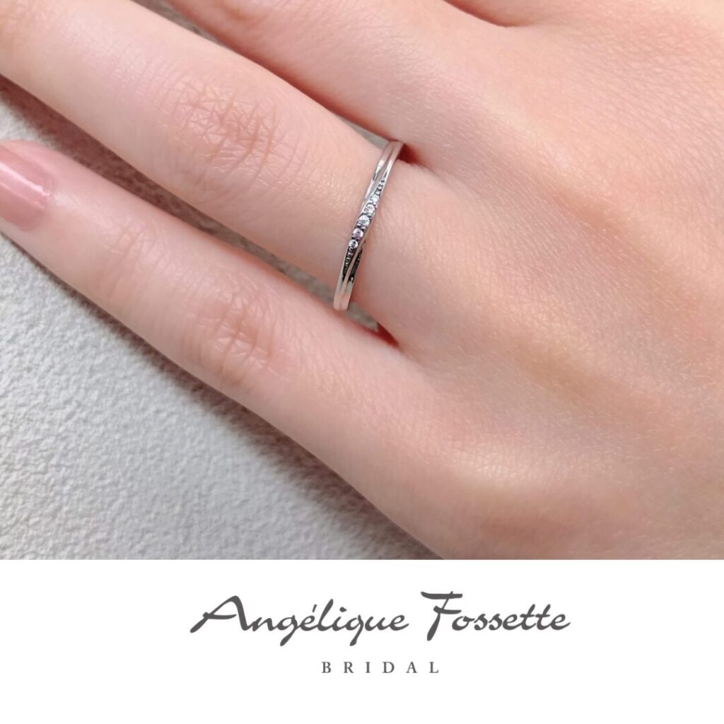 結婚指輪『ファミーユ』を着けた手元