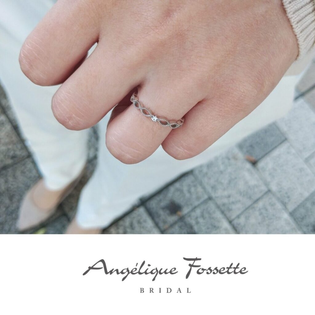 婚約指輪『クロシェット』を着けた手元