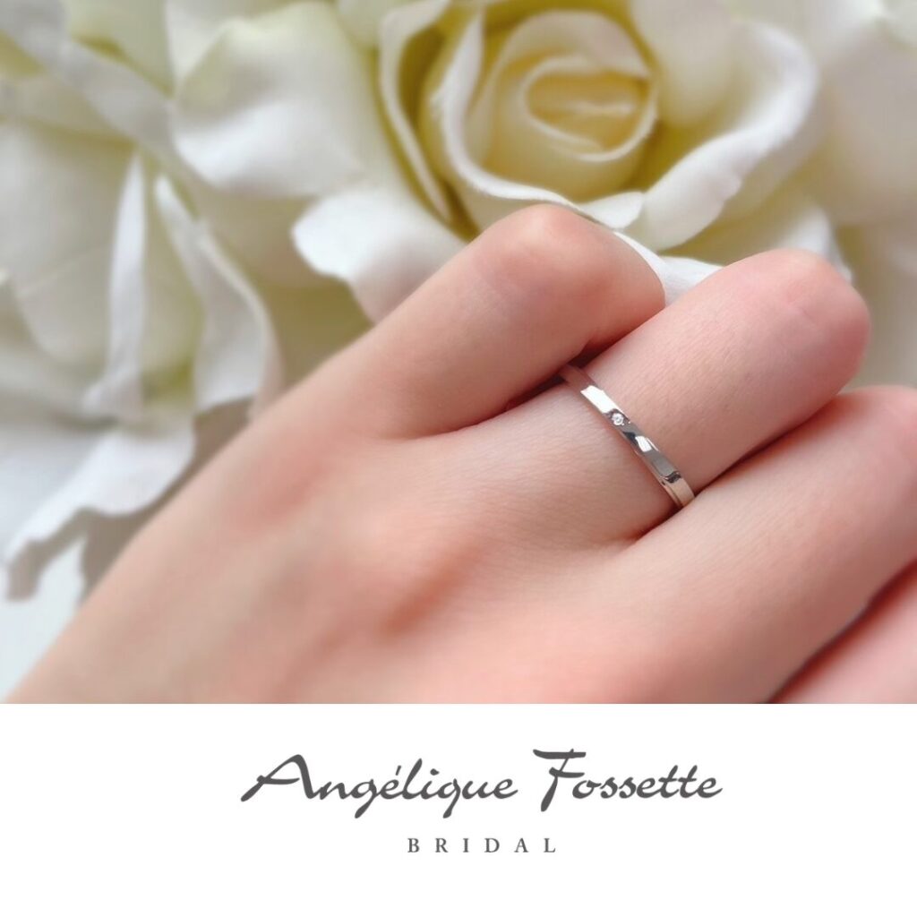 結婚指輪『アンヌーヴォパ』を着けた手元