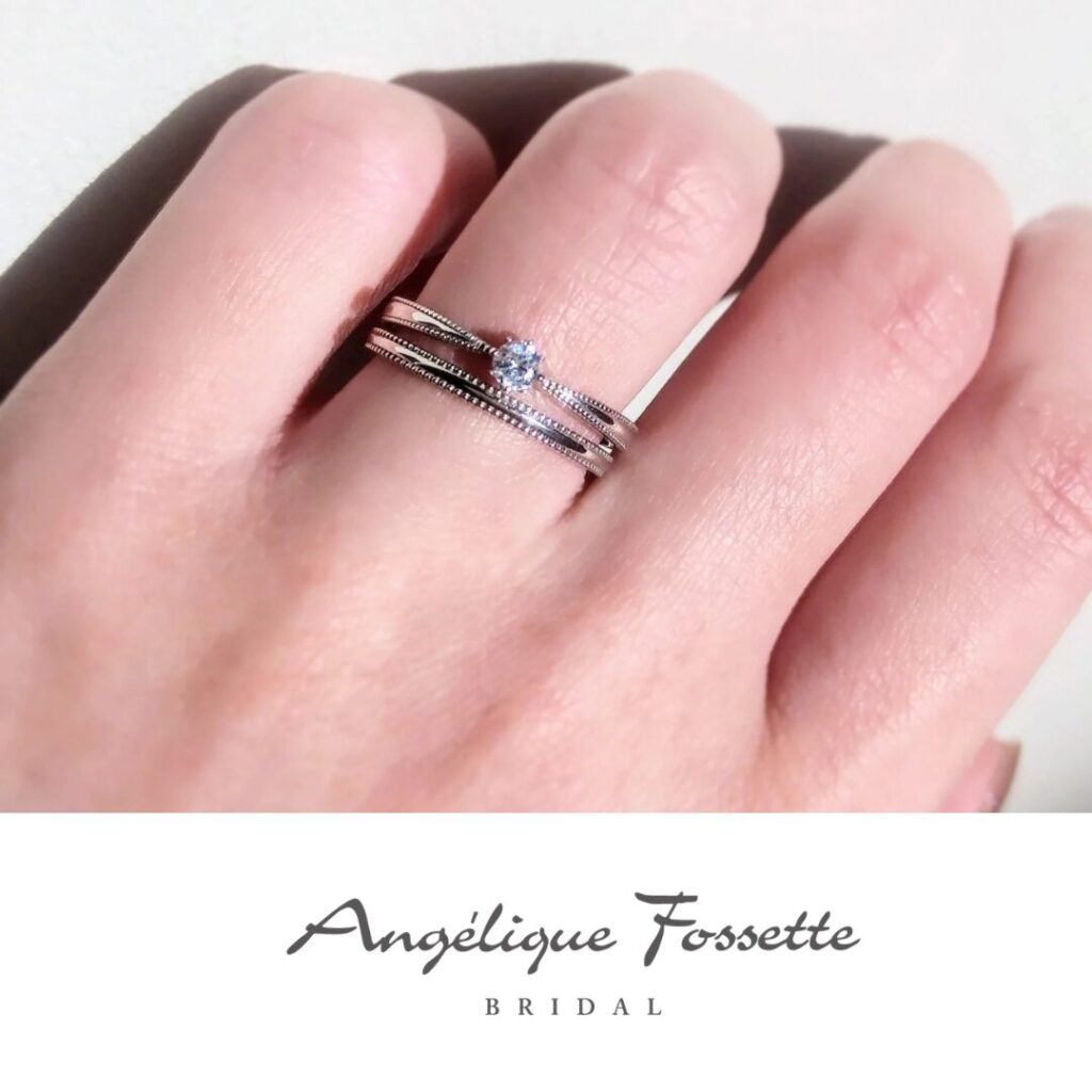 婚約指輪『シュマン』を着けた手元