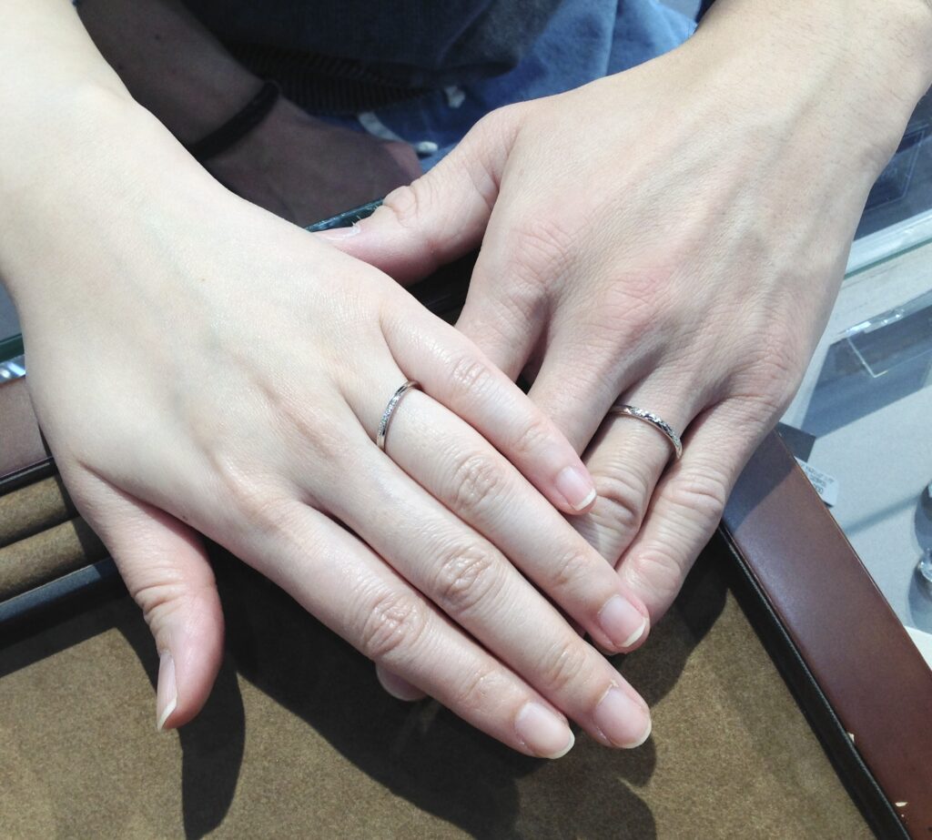 指輪を着けたお手元のお写真