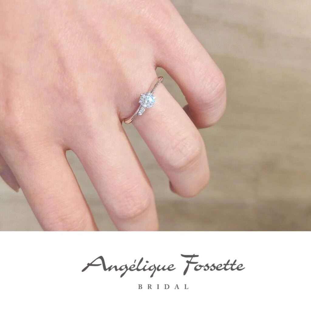 婚約指輪『グレナディエ』を着けた手元