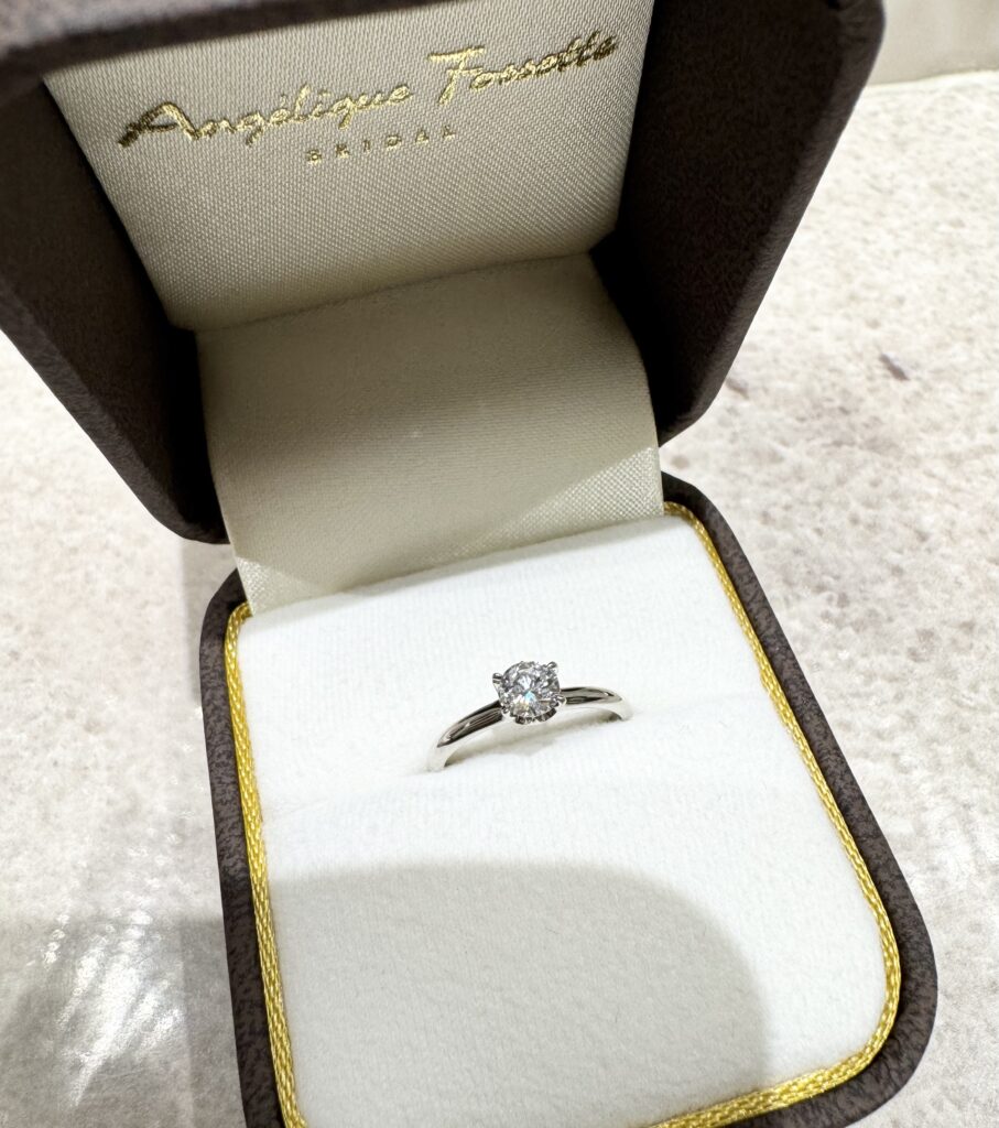 ケースに入った婚約指輪