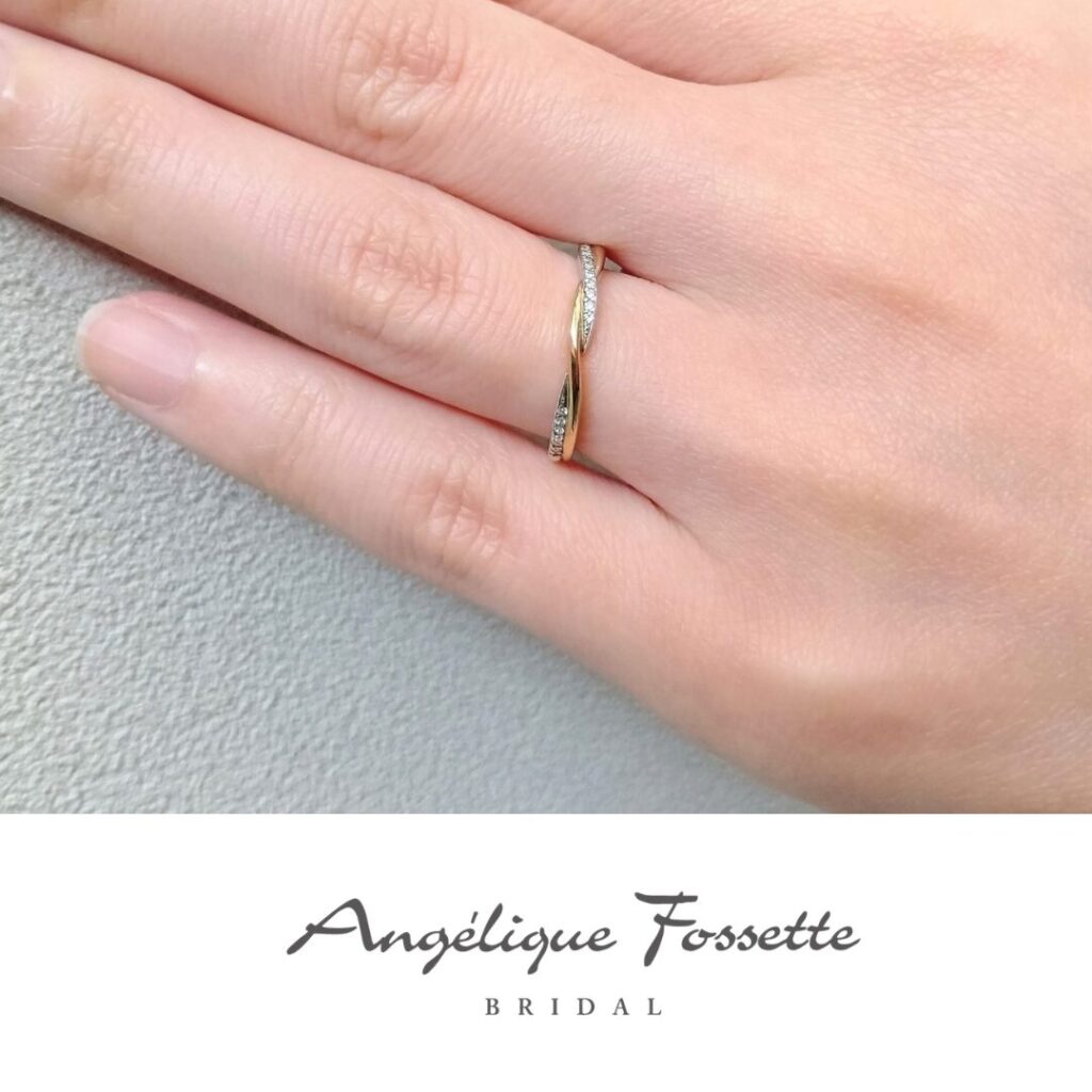 結婚指輪『コロレ』を着けた手元