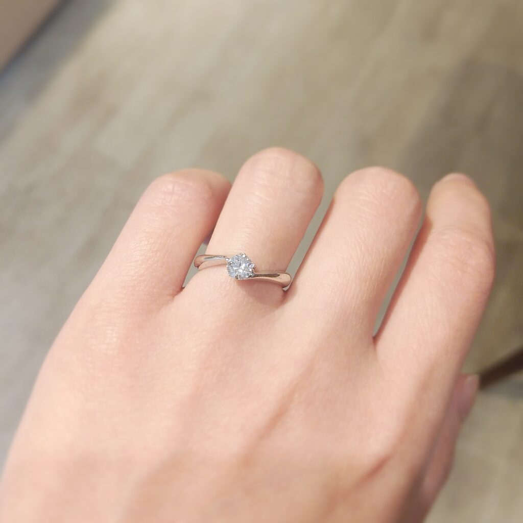 婚約指輪『アンコリ』を着けた手元