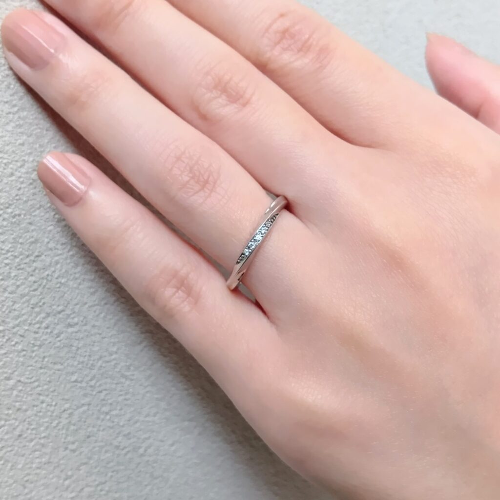 結婚指輪『ジェニアル』を着けた手元