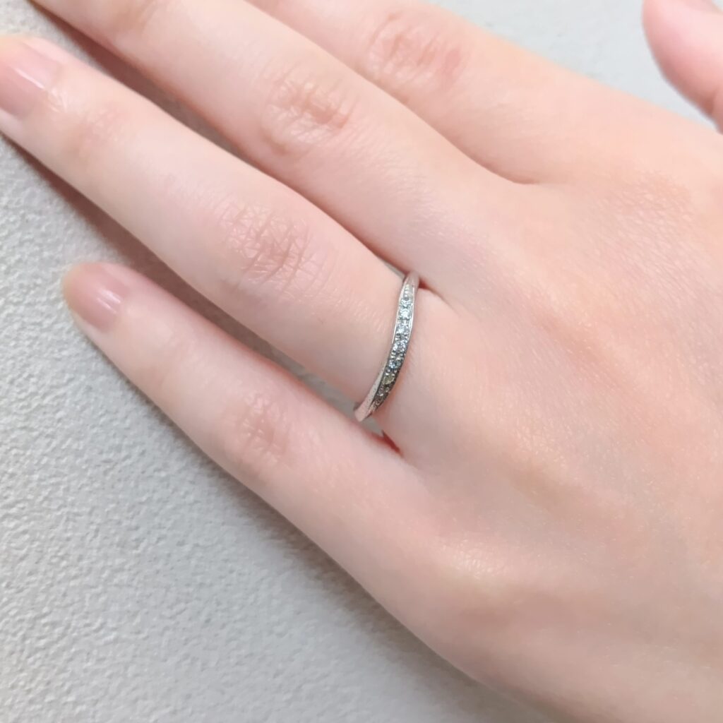 結婚指輪『ボヌール』を着けた手元