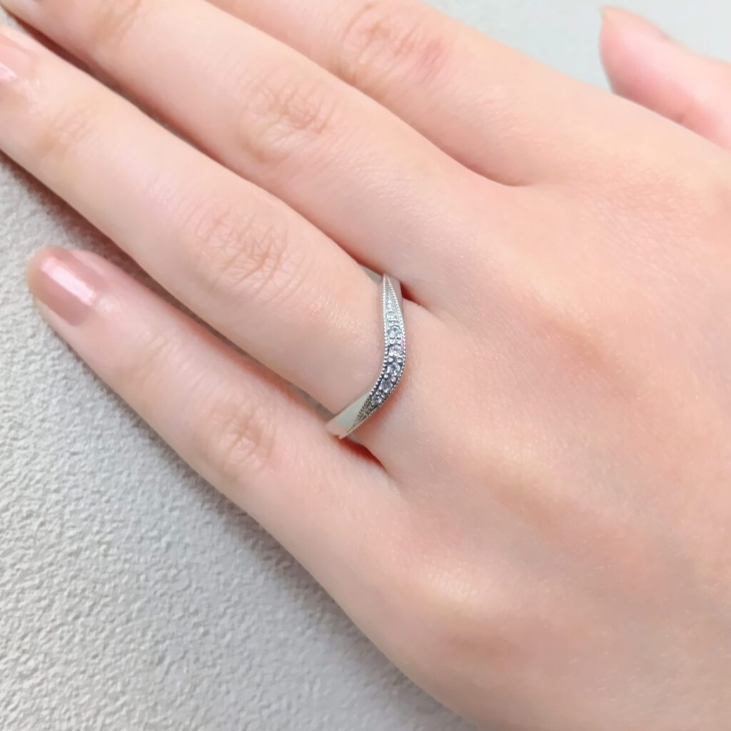 結婚指輪『ベル』を着けた手元