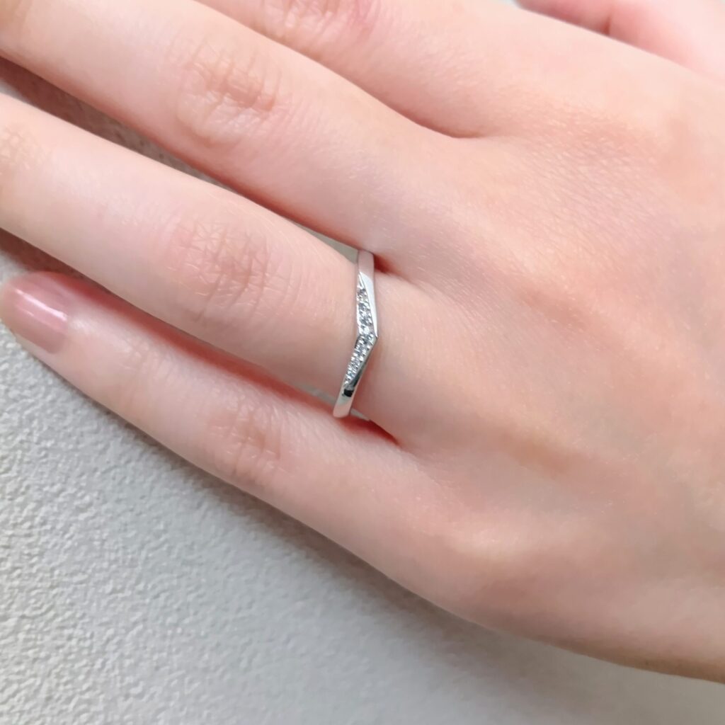 結婚指輪『ボーテ』を着けた手元