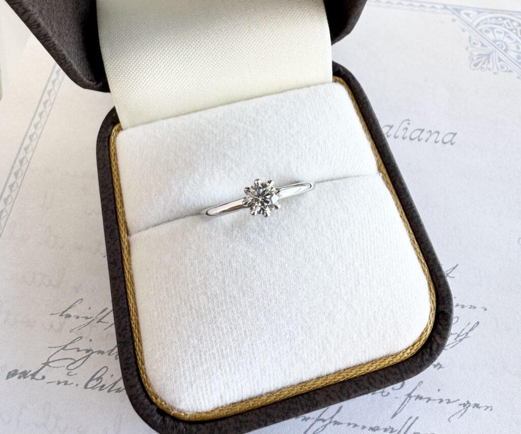 ケースに入った婚約指輪(上面)