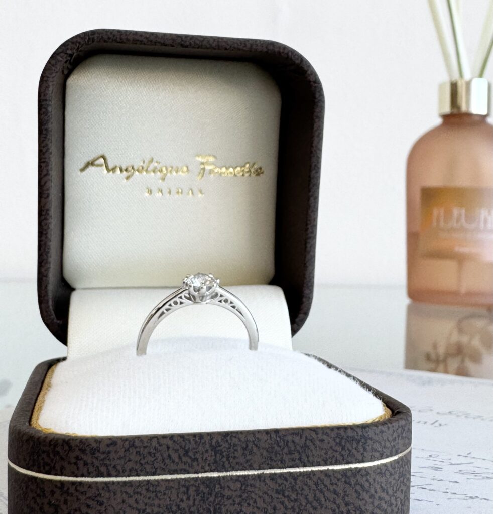 ケースに入った婚約指輪(側面)