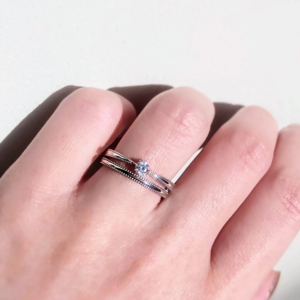 婚約指輪『シュマン』を着けた手元