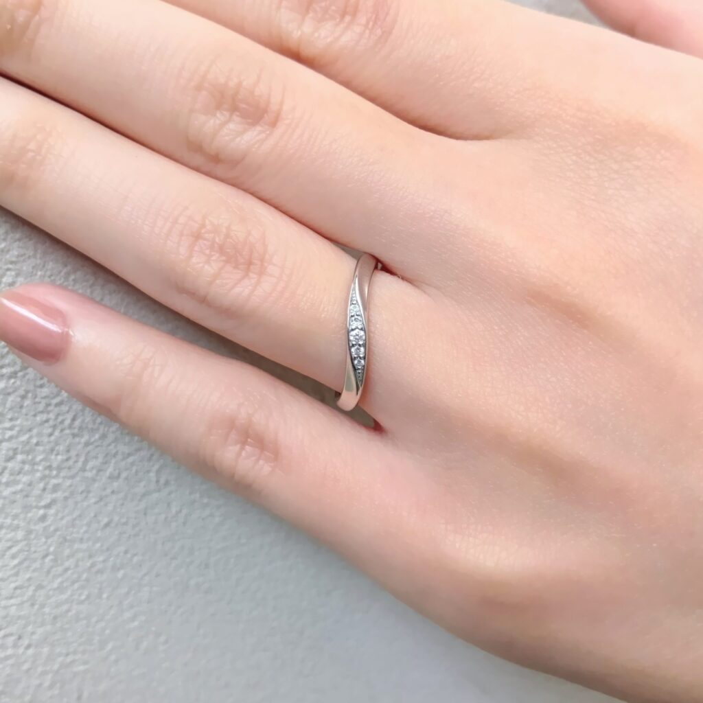 結婚指輪『アウリエル』を着けた手元