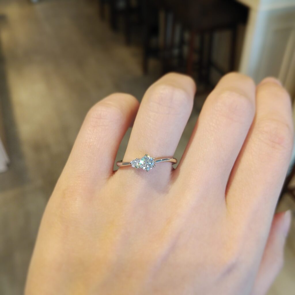 婚約指輪『ダンデライオン』を着けた手元