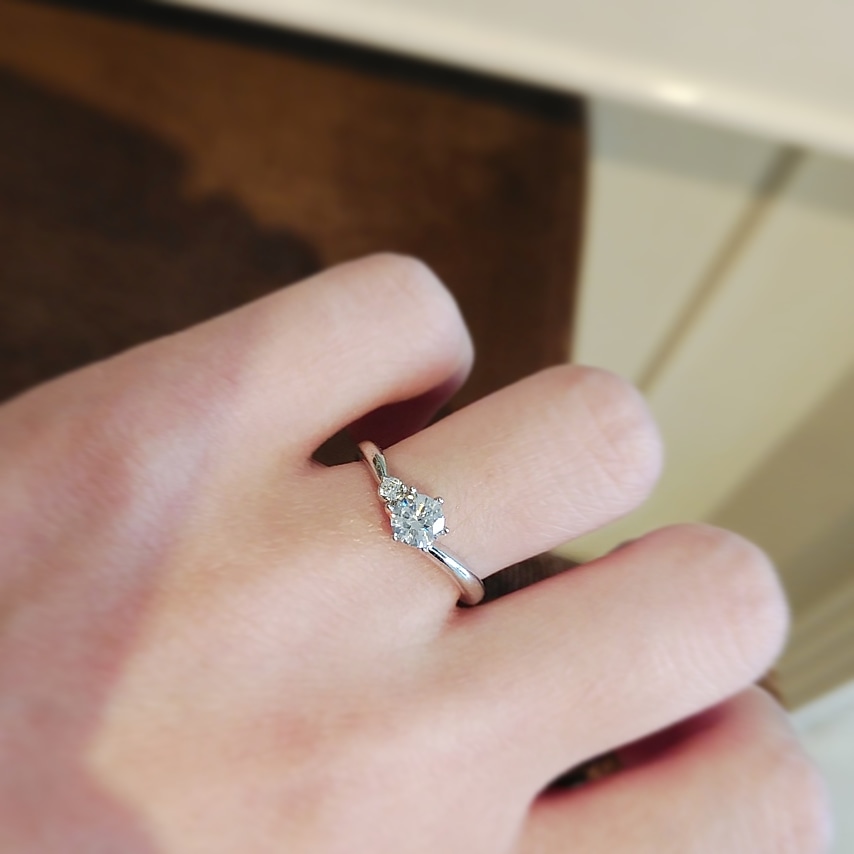 婚約指輪『コルザ』を着けた手元