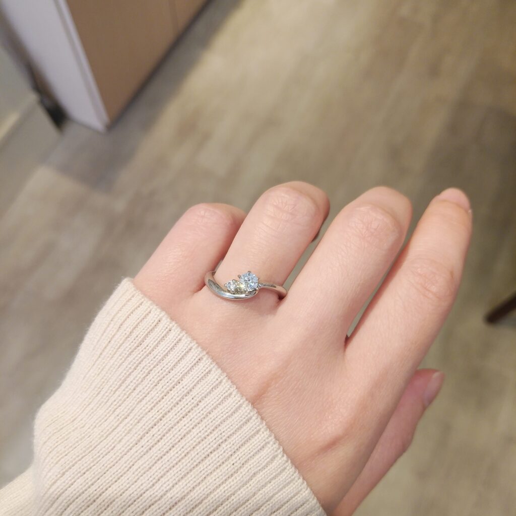 婚約指輪『コクリコ』を着けた手元