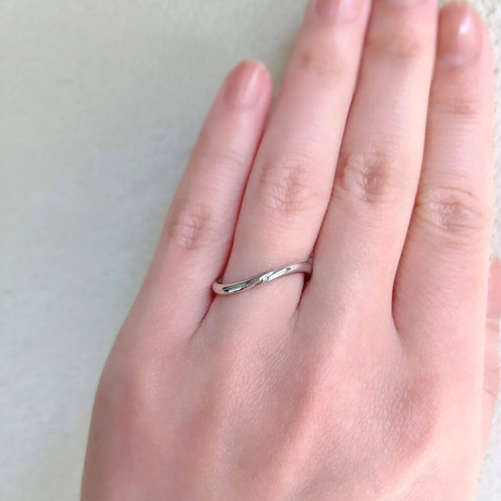 結婚指輪『マンス』を着けた手元