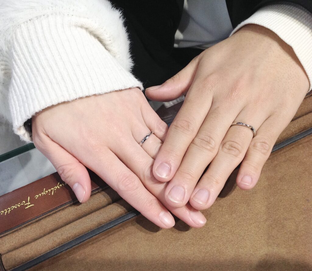 結婚指輪を着けたお手元のお写真