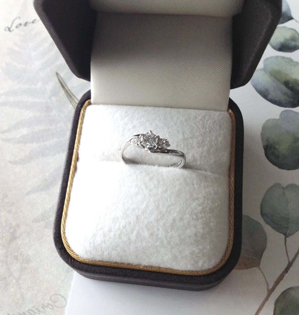 ケースに入った婚約指輪