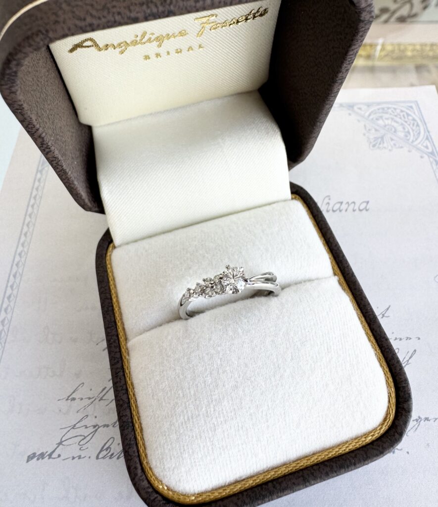 ケースに入った婚約指輪
