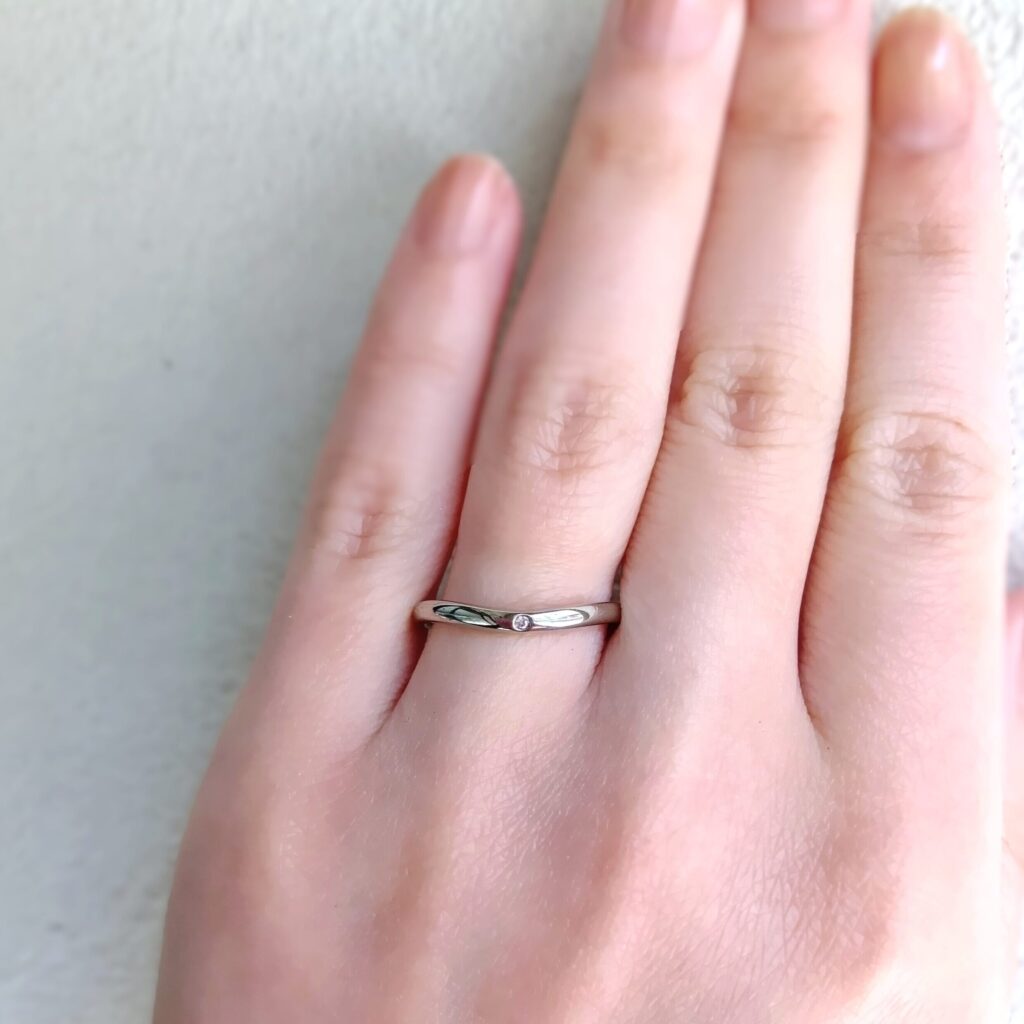 結婚指輪『ジャンティ』を着けた手元